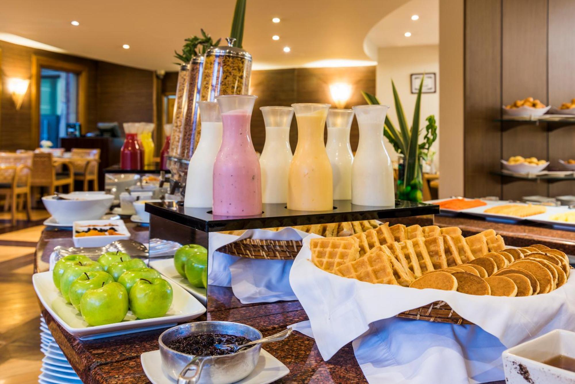 Cosmos 100 Hotel & Centro De Convenciones - Hoteles Cosmos Μπογκοτά Εξωτερικό φωτογραφία A breakfast buffet